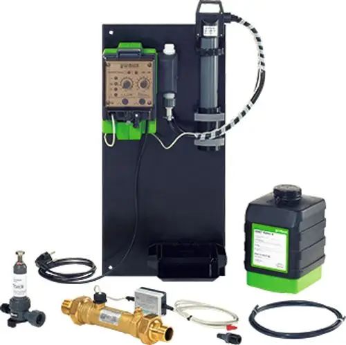 Dosieranlage von Grünbeck mit Pumpe, Steuergerät und Zubehör auf schwarzer Montageplatte, bestehend aus verschiedenen Komponenten zur Dosierung von Chemikalien.